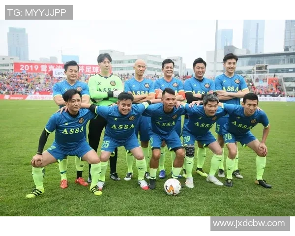 足球明星亲赠球衣传递温暖与感动 启动公益活动助力青少年成长